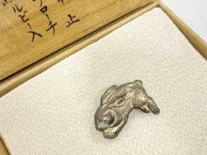 アンティーク　田中照和作　銀赤銅製　彫金　天然ルビー　兎　帯留め